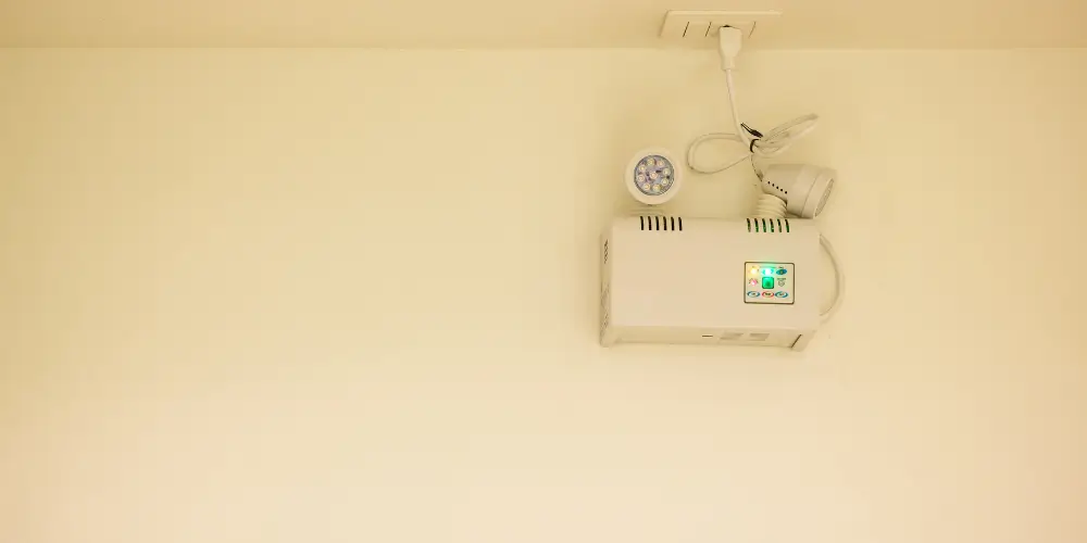 How Maintained Emergency Lighting Works and When to Use It / Maintained and Non-Maintained Emergency Lighting